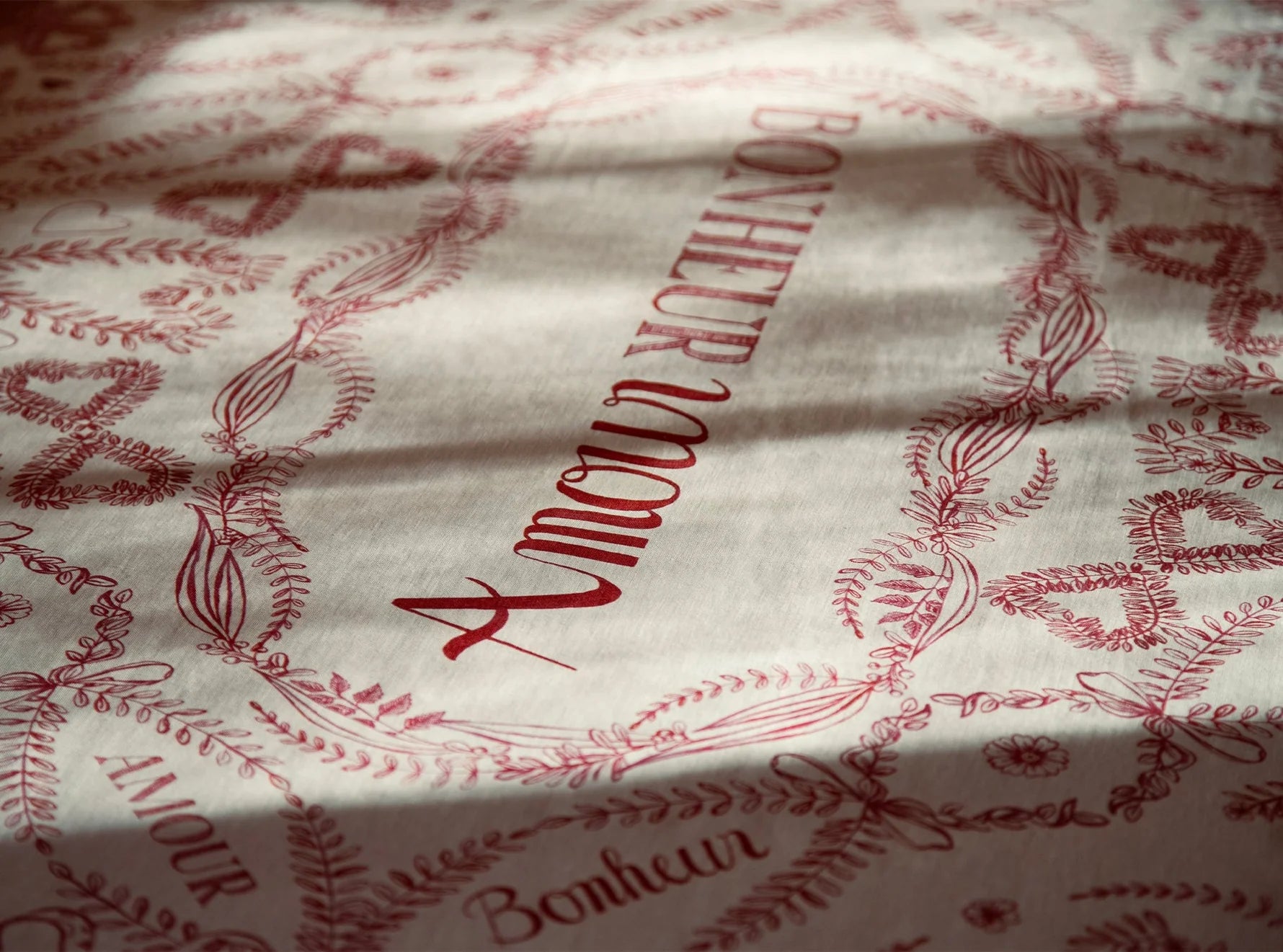 Amour Bonheur Linen Tablecloth