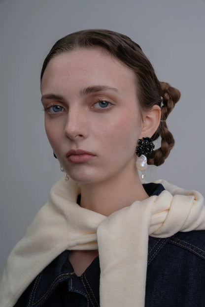 Blooming Pearl Black Earrings